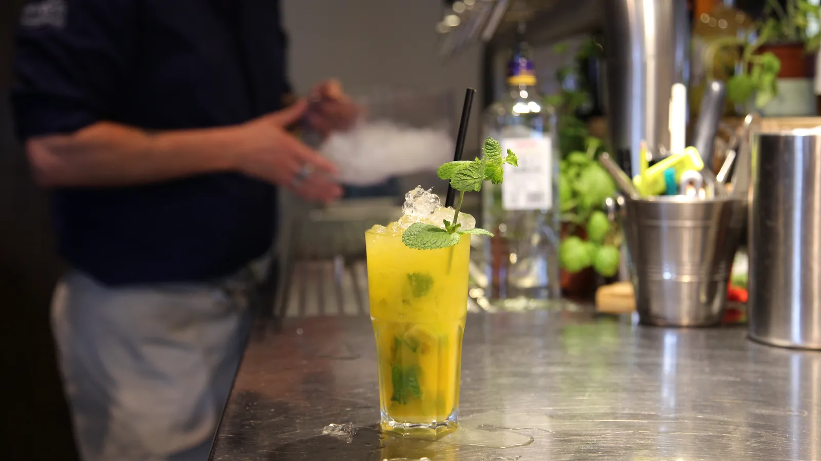 Cocktail mit Minze und Crushed Ice an der Bar im tween