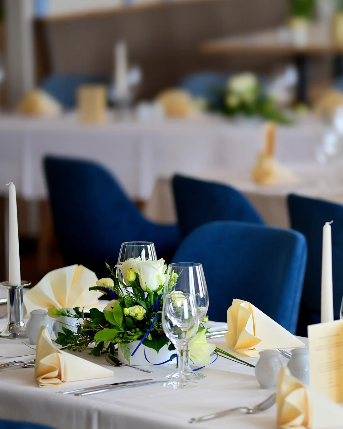 Festlich eingedeckte Tafel im tween