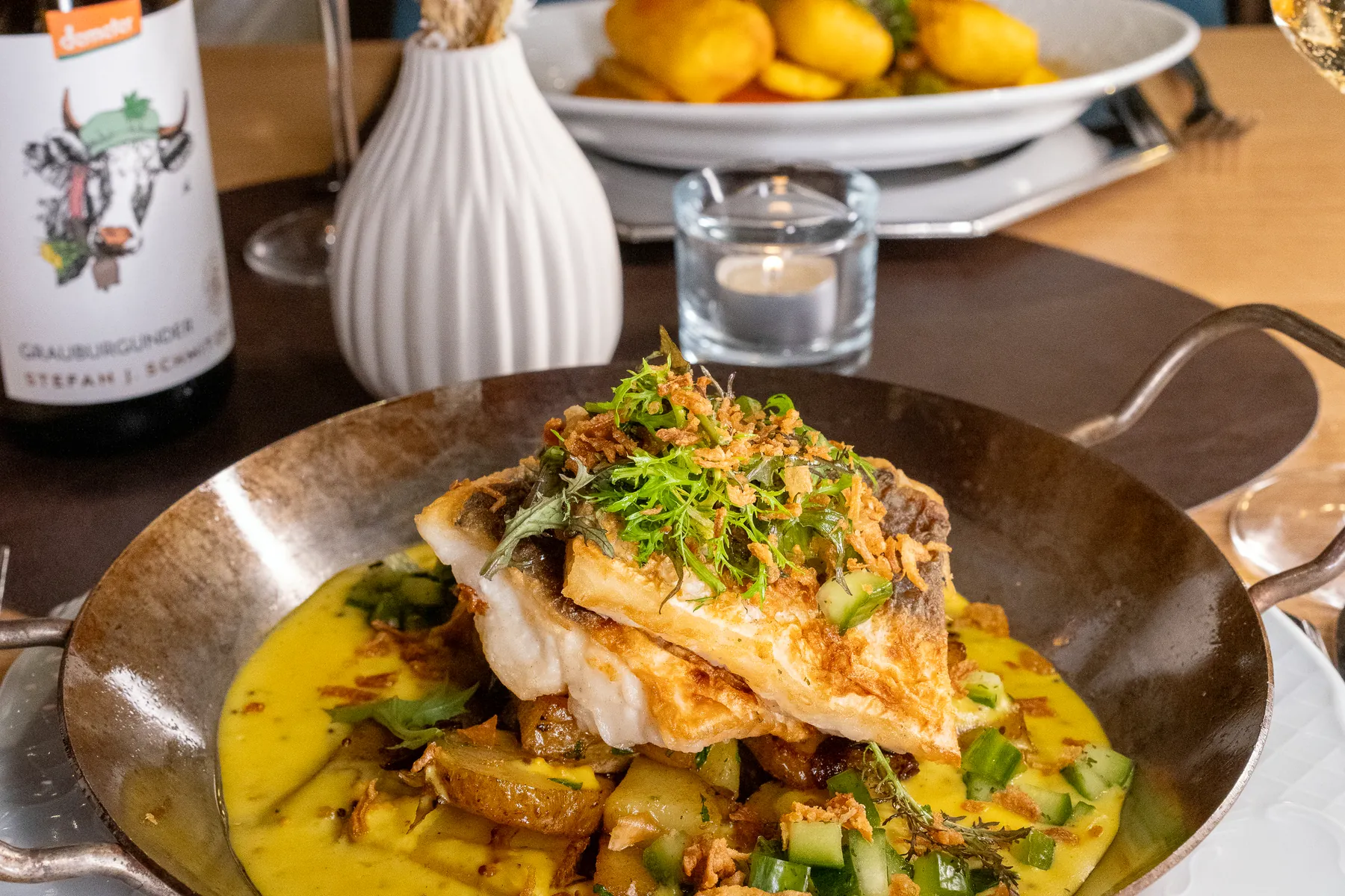 Pannfisch mit Bratkartoffeln im Restaurant tween